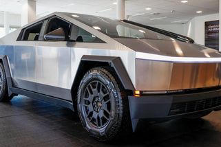Musk zachraňuje prodeje Tesly Cybertruck svou druhou společností
